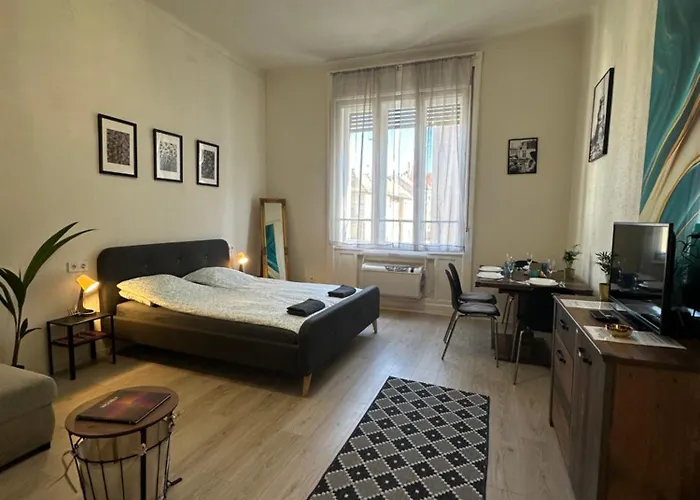 Deri Corner By Downtown